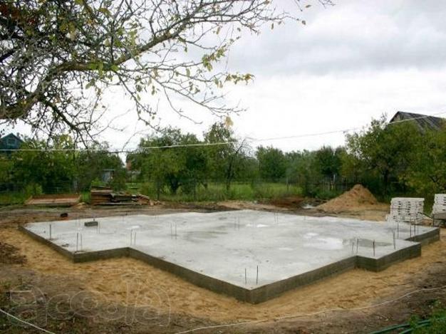 Заливка бетонной фундамента плиты под строительство дома